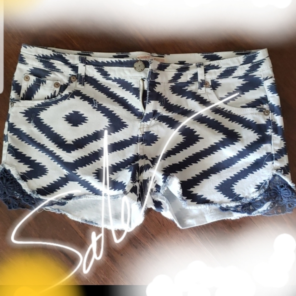 NO BOUNDARIES SHORTS SIZE 15